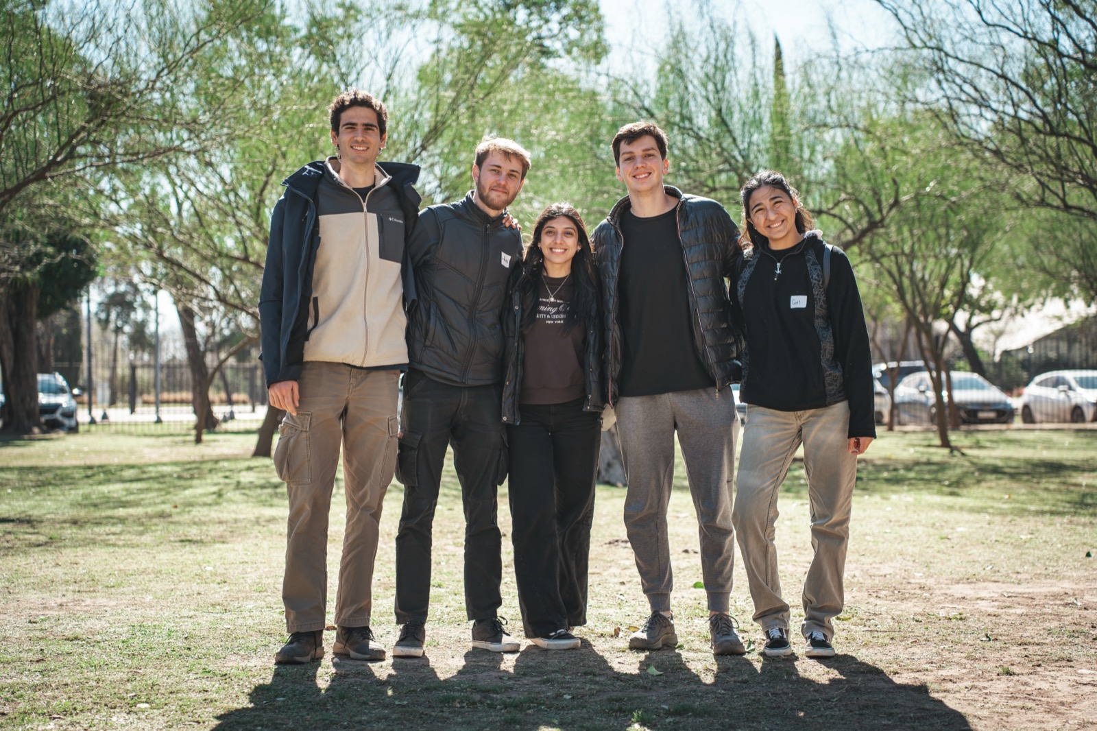 Grupo diverso de participantes en una experiencia abierta de TRAMA