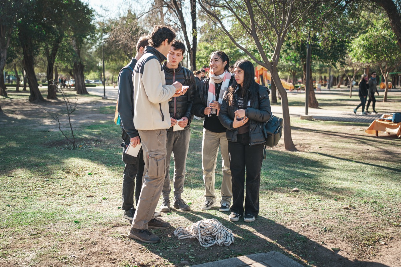 Equipo resolviendo juntos un desafío con materiales