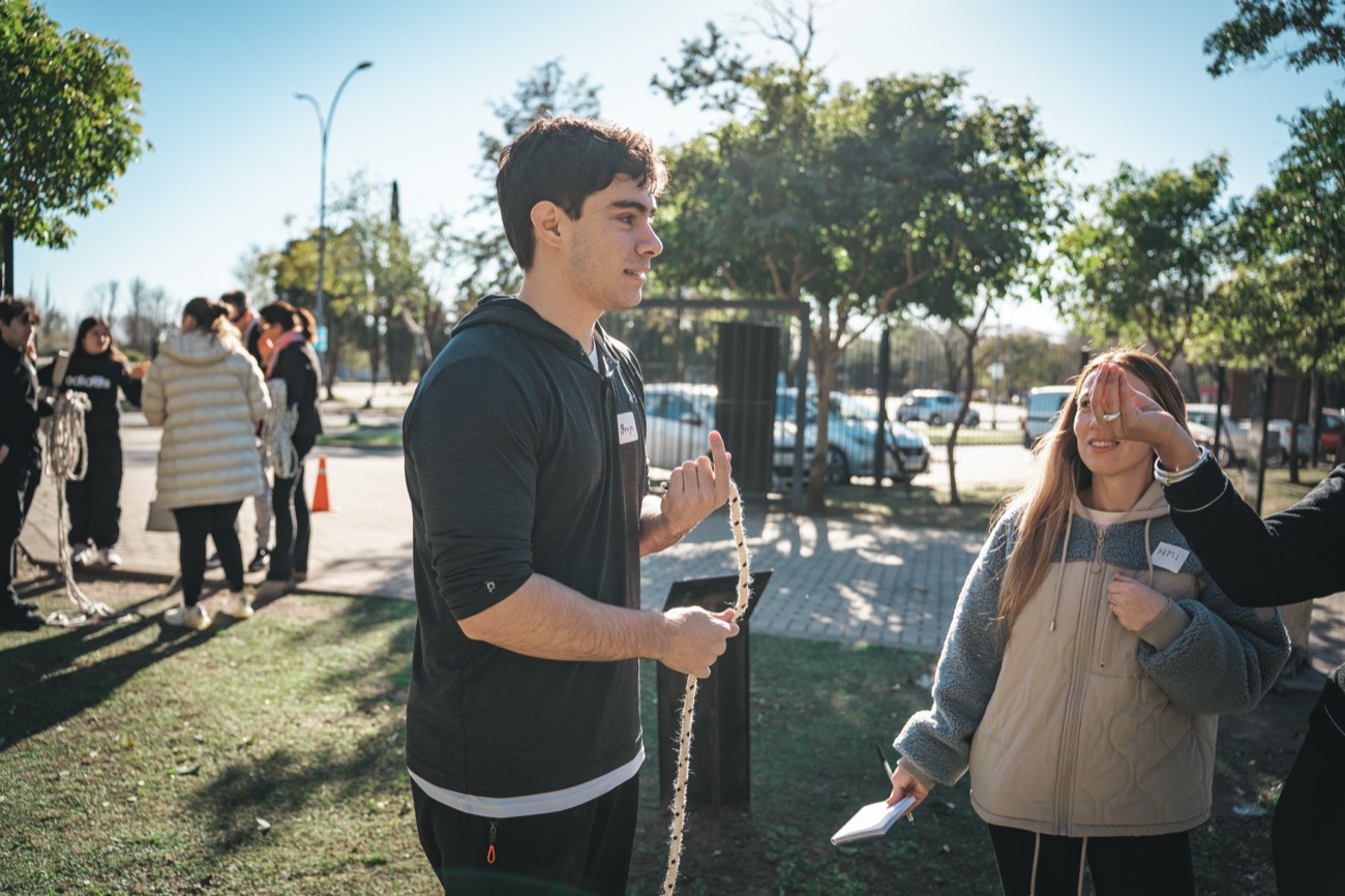Participantes trabajando con una cuerda al aire libre