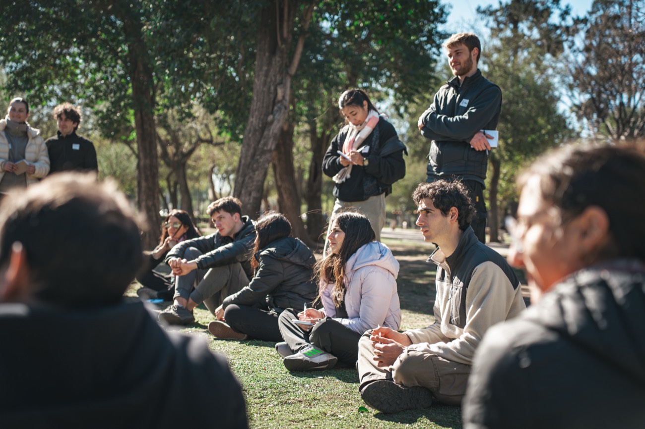 Ronda de reflexión del equipo sentado en el parque