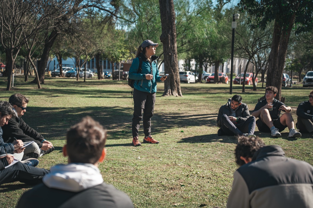 Facilitación con el equipo reunido en círculo